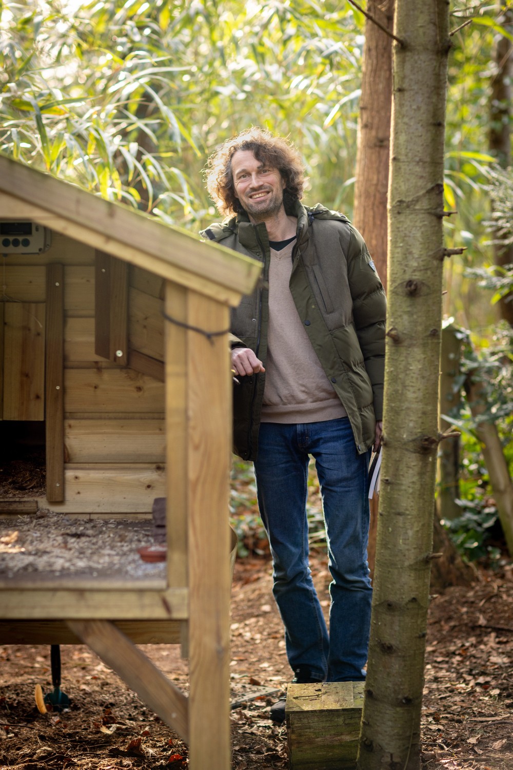 Dreas naast het kippenhok